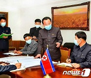 농업 회의하는 북한 군당위원회…"대중의 생산 열의를 높여라"
