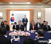 日 정관계 인사들 만난 윤석열 대통령