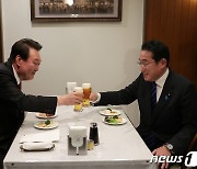 尹-기시다 2차서 '소맥 러브샷'…기시다 "진짜 맛있다"감탄