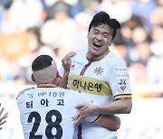 [포토]세 번째 골의 기쁨을 나누는 대전 김민덕과 티아고