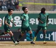 [b11 현장] '무실점 3G 무패' 김포, 전남에 2-0 승리… 루이스, 멀티골 맹활약