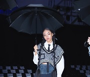 [bnt포토] 모델 박제니 '우산을 든 소녀'(곽현주 컬렉션)