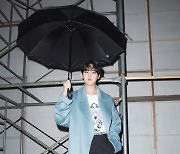 [bnt포토] 모델 장유성 '우산 쓴 왕자님'(곽현주 컬렉션)