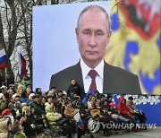 우크라 점령지 전격 방문한 푸틴…전범 수배 후 공개행보