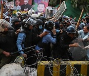 부패한 선동가? 민주 아이콘?... 퇴출된 칸 전 총리가 흔드는 파키스탄 정국