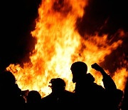 "화약통에 불 붙였다"…연금개혁 반대 시위, 시험대 선 마크롱