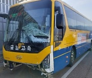 부부싸움 중 고속도로서 멈춘 승용차, 버스에 치여 1명 사망