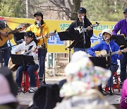 광교산에서 다같이 맨발걷기 운동 [포토뉴스]