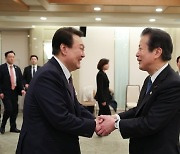 '윤석열 시계' 찬 일본 공명당 대표, 한일 관계 개선 의지 표시