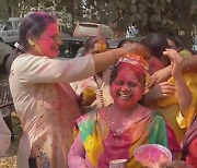 [영상구성] 알록달록 색의 향연…힌두교 봄맞이 '홀리'축제