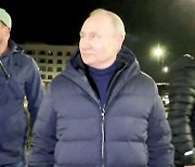 체포영장에 보란 듯 우크라 점령지 방문한 푸틴