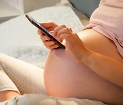 임신부, 잠들기 전 스마트폰 보면 이 병 걸릴 위험 높다