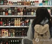 MZ세대 위스키 인기…대형마트서 '소주' 넘다