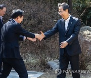 당정 첫 참석 김기현 대표와 악수하는 한덕수 국무총리