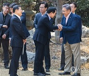 당정 첫 참석 김기현 대표 맞이하는 박진 외교부 장관