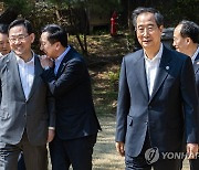 당정협의 장소로 이동하는 한덕수 총리와 국민의힘 김기현 대표