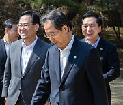 회의 장소로 이동하는  한덕수 총리와 국민의힘 김기현 대표