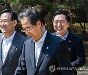 회의 장소로 이동하는  한덕수 총리와 국민의힘 김기현 대표
