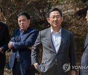 당정협의 앞두고 대화하는 한덕수 총리와 주호영 원내대표