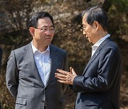 당정협의 앞두고 대화하는 한덕수 총리와 주호영 원내대표