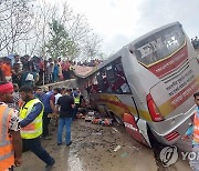 방글라데시서 버스 추락…19명 사망하고 25명 다쳐