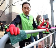 [포토] 대청소 참여한 조성명 강남구청장