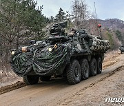 기동하는 美 M1126 스트라이커장갑차