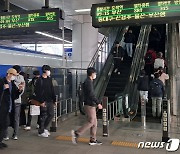 “마스크 벗자니 어색” vs “눈치 안 보고 벗어 시원”