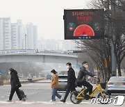 마스크 쓴 시민들