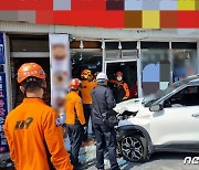 부산 부전시장 인근 골목서 SUV, 행인 3명 치고 식당 돌진…8명 부상