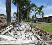 에콰도르 지진…완전히 갈라진 보도블럭