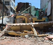 에콰도르 지진…폭삭 주저 앉은 건물