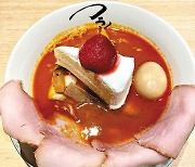 [이 한장의 음식] 된장 라멘 위에… 딸기 케이크라니?