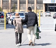 '급발진 의심' 손자 잃은 할머니 첫 조사… "국과수 부실 검사"