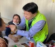 70대 의사 뇌출혈 증세에도 지진난민 진료 '앞장'