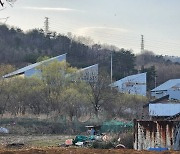 ‘지붕 위 태양광 시설’ 두고 수년째 소송전…무너진 동해 지흥동 마을