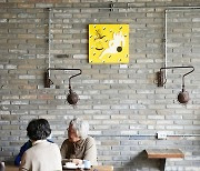 청년 화가들의 갤러리가 된 카페···동네에서 ‘느리게 보는 그림’[현장에서]