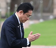 윤 대통령, 일본에 선물만 안겼나···기시다 지지율만 올라