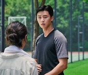 Park Seo-joon returns to big screen as soccer coach