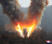 ‘V자’로 화염 뿜은 북한 탄도미사일…사일로에서 쐈을 가능성 제기