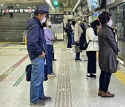 대부분 마스크 착용…대구시민 "마스크 해제 이른 것 같다"