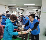 민주당 전북도당 여성위원회, 군산 역전무료급식소 배식 봉사