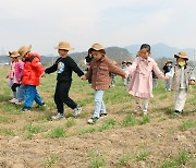 "청보리밭 걸으며 봄기운 만끽"