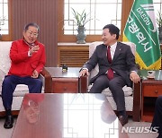 홍준표 대구시장과 대화 나누는 원희룡 장관