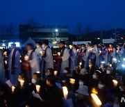 '윤석열 퇴진 촉구 시국미사 위해 입장하는 사제들'