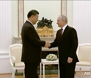 악수하는 시진핑과 푸틴
