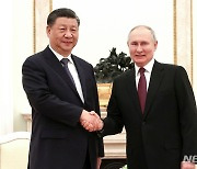 악수하는 푸틴과 시진핑