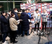 [ST포토] 클린스만 감독 '첫 공식 훈련 앞두고 인터뷰'