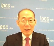 인터뷰하는 이회성 IPCC 의장