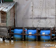 [포토] 캄보디아 수상가옥에 설치된 특수변기